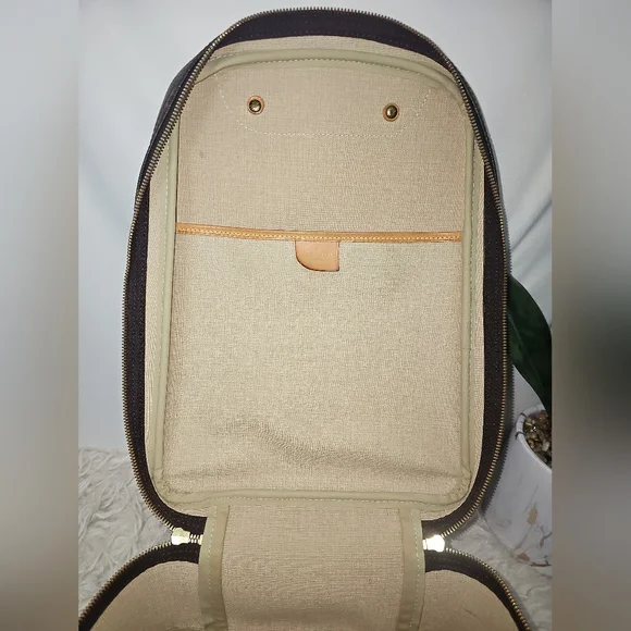 🔥😍 Beautiful Condition😍🔥 Authentic  Louis Vuitton Monogram Excursion  Bag - Picture 11 of 15